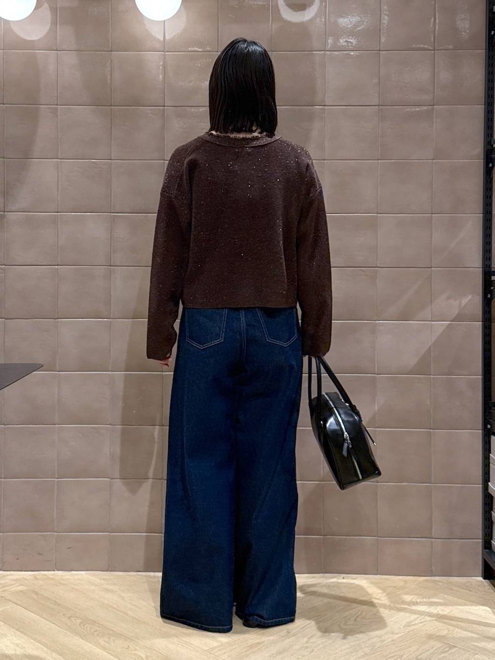 「体型カバー、着痩せ・細見え、カジュアル、ママコーデ、春コーデ、SNAP_apart by lowrys、骨格ウェーブ、高身長、apart by lowrys、カーディガン、カップ付きインナー、デニムパンツ、ボストンバッグ、パンプス」｜「A part byのソフトボストンバッグ（ボストンバッグ、ブラック系）」を使った、yoshiさん（レディース・164cm）の春コーディネートの3枚目の写真