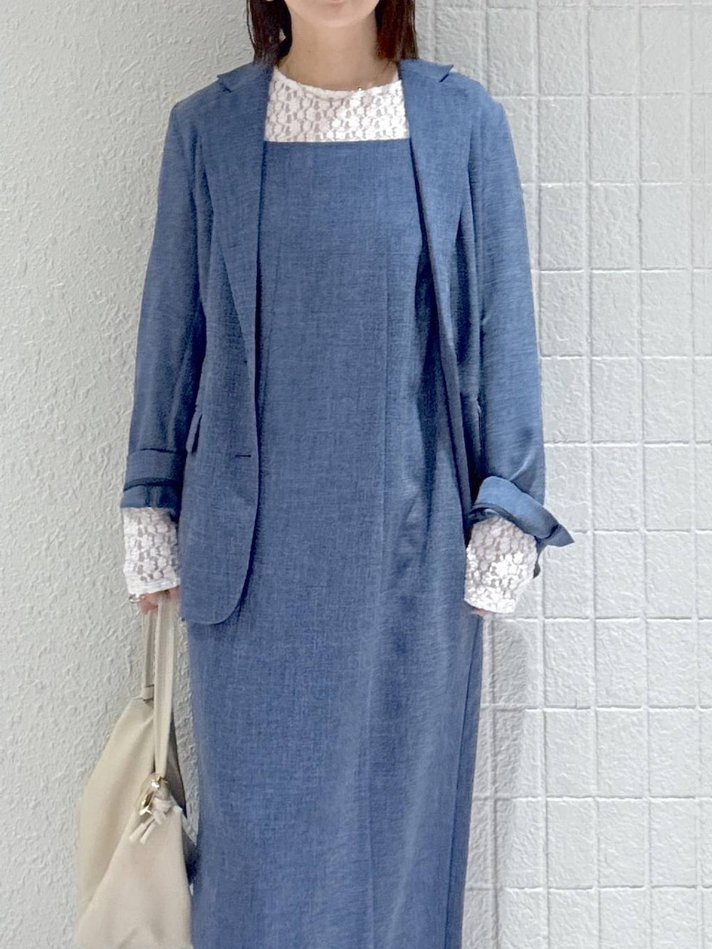 ホワイト系のTシャツ/カットソー、ブルー系のノーカラージャケット、ブルー系のワンピースを着用したレディースの春コーディネートの5枚目の写真