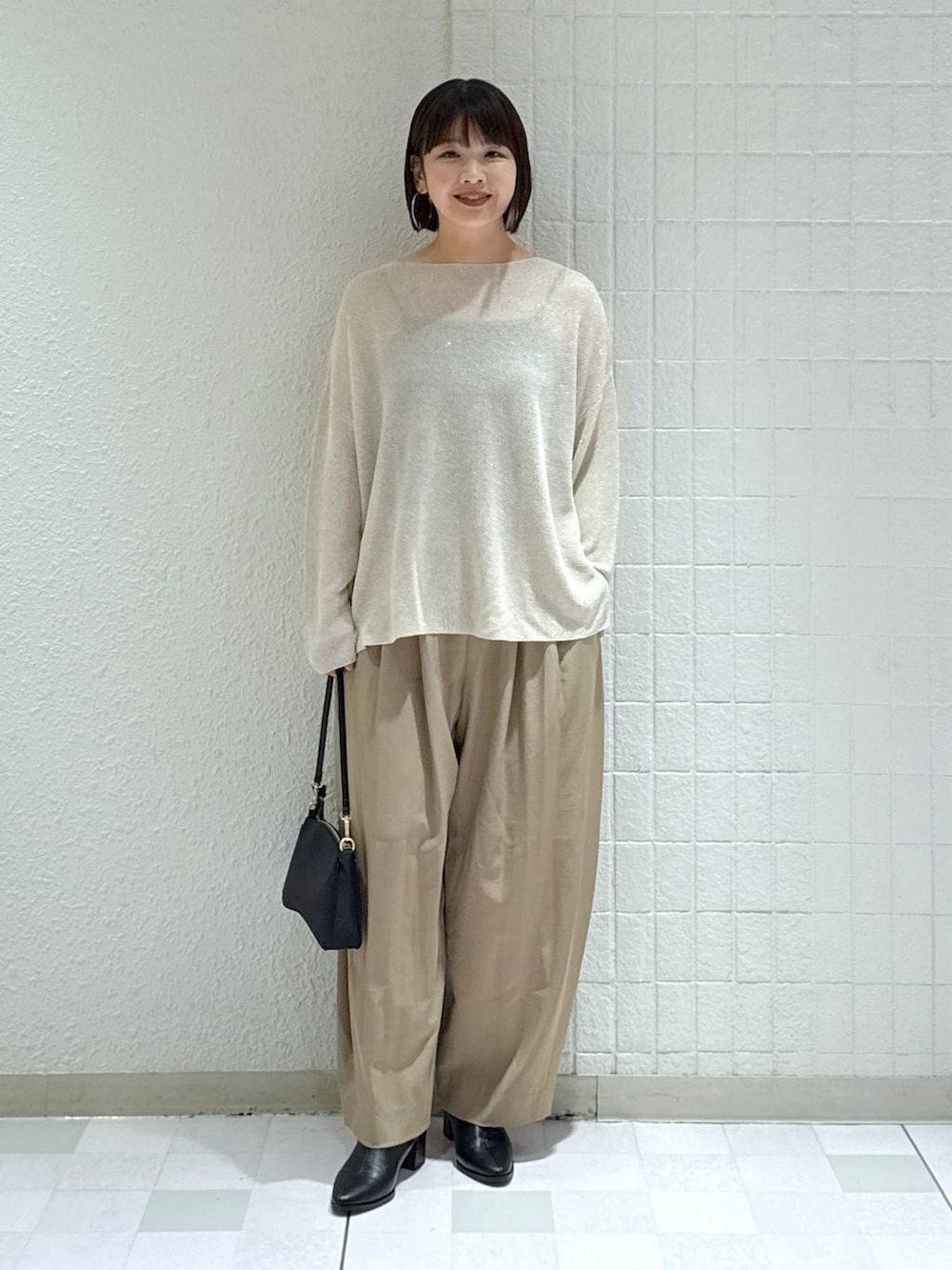 「体型カバー、ワイドパンツ、スラックス、ショートブーツ、バッグ、着痩せ・細見え、カジュアル、ママコーデ、秋コーデ、SNAP_apart by lowrys、骨格ウェーブ、高身長、apart by lowrys、ニット、きれいめカジュアル」｜「A part byのスラックスコクーンボリュームパンツ（スラックス、ベージュ系）」を使った、yoshiさん（レディース・164cm）の秋コーディネートの2枚目の写真