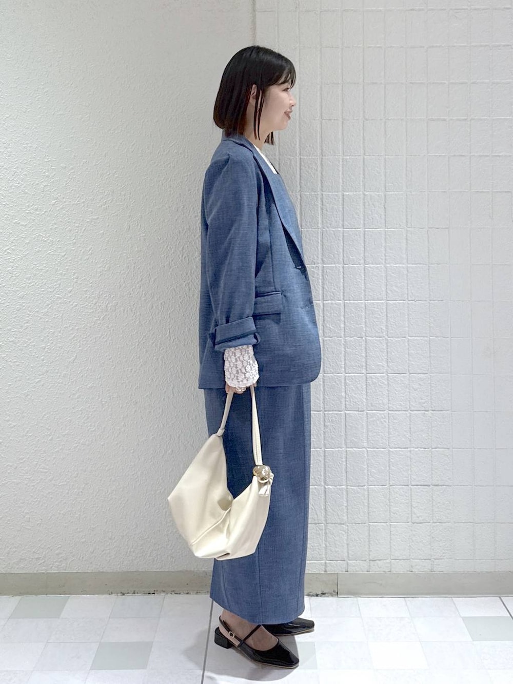 ホワイト系のTシャツ/カットソー、ブルー系のノーカラージャケット、ブルー系のワンピースを着用したレディースの春コーディネートの2枚目の写真