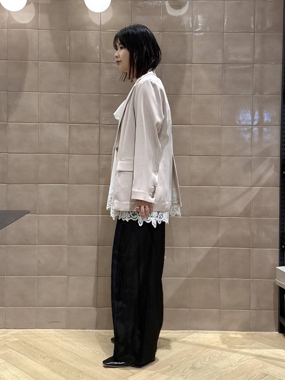 ブラック系のその他パンツ、ホワイト系のキャミソール、ブラック系のパンプスを着用したレディースの春コーディネートの4枚目の写真