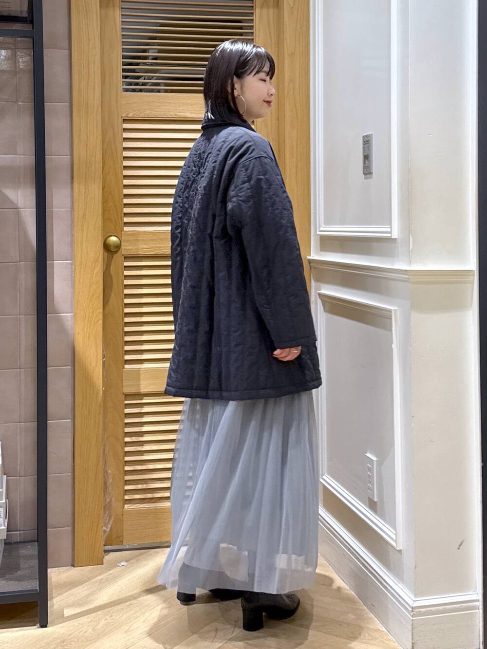 「体型カバー、着痩せ・細見え、カジュアル、ママコーデ、冬コーデ、SNAP_apart by lowrys、骨格ウェーブ、高身長、apart by lowrys、エアサーマル、冬アウター、チュールスカート、セールミックスコーデ_apart by lowrys、ショートブーツ」｜「A part byのラメチュールプリーツスカート（スカート、グレー系）」を使った、yoshiさん（レディース・164cm）の冬コーディネートの4枚目の写真