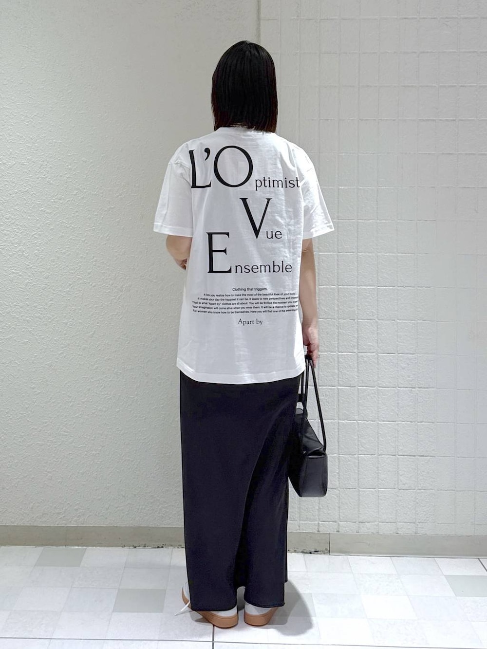 シルバー系のスニーカー、ブラック系のテーラードジャケット、ブラック系のショルダーバッグを着用したレディースの冬コーディネートの8枚目の写真