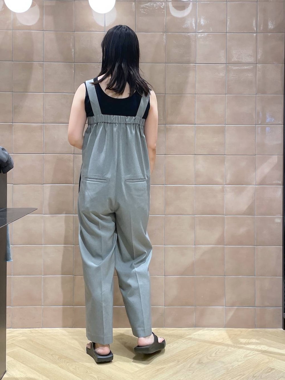 「サロペット、体型カバー、着痩せ・細見え、カジュアル、ママコーデ、夏コーデ、SNAP_apart by lowrys、骨格ウェーブ、高身長、apart by lowrys、タンクトップ、サンダル」｜「A part byの2WAYニット_ノースリーブ（タンクトップ、ブラック系）」を使った、yoshiさん（レディース・164cm）の春コーディネートの4枚目の写真