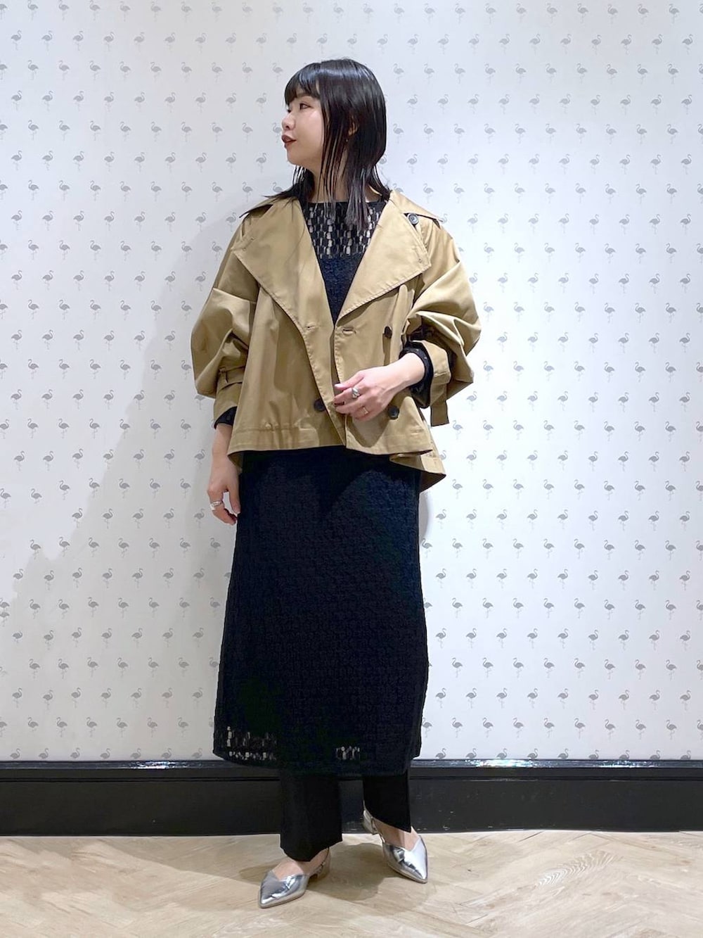 ブラック系のその他パンツ、ブラウン系のトレンチコート、シルバー系のパンプスを着用したレディースの冬コーディネートの5枚目の写真