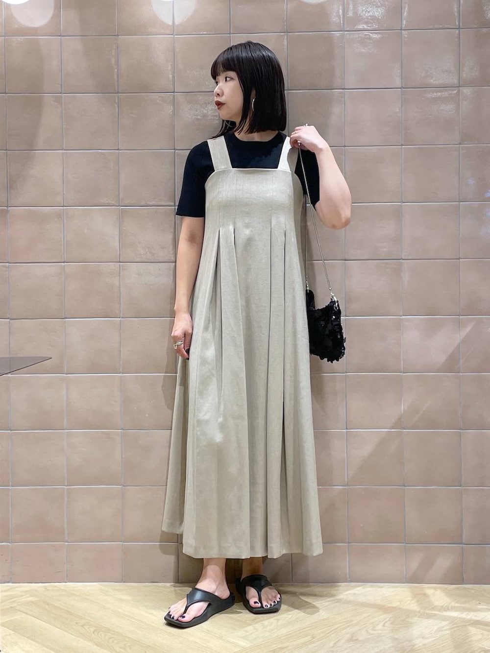 「体型カバー、着痩せ・細見え、カジュアル、ママコーデ、夏コーデ、SNAP_apart by lowrys、骨格ウェーブ、高身長、apart by lowrys、Tシャツ、ニット、接触冷感、ワンピース、サンダル、バッグ」｜「muleboyの【セレクト】muleboy＿シャープスクエアトゥサンダル（サンダル、ブラック系）」を使った、yoshiさん（レディース・164cm）の夏コーディネートの2枚目の写真