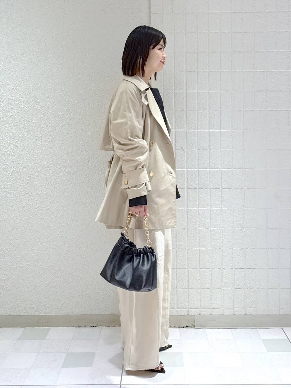 ホワイト系のその他パンツ、ブラック系のショルダーバッグ、ブラック系のシャツ/ブラウスを着用したレディースの春コーディネートの3枚目の写真