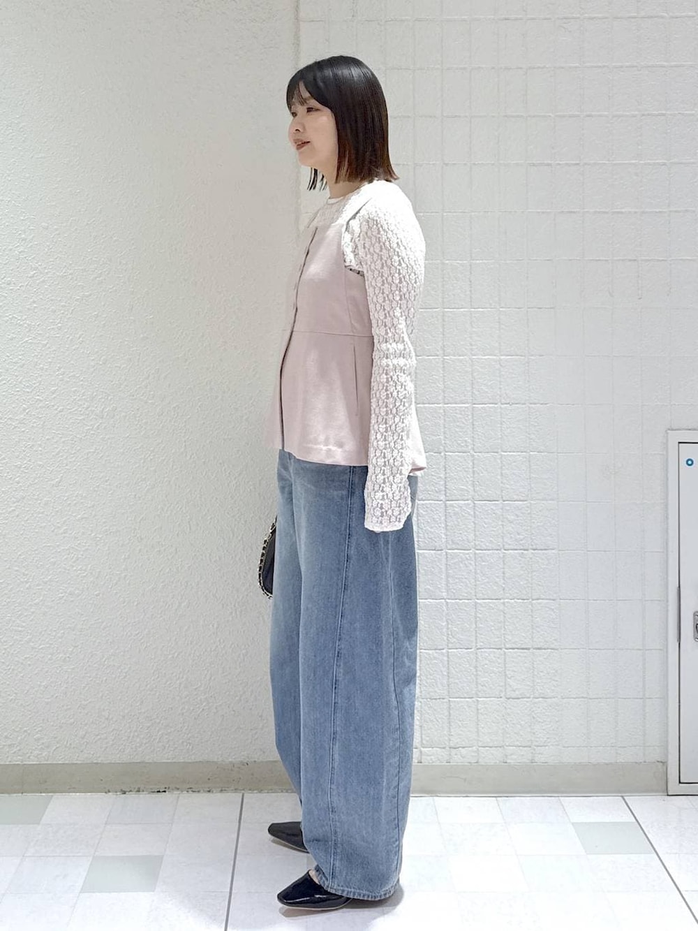 ブルー系のデニムパンツ、ホワイト系のTシャツ/カットソー、ピンク系のベストを着用したレディースの春コーディネートの4枚目の写真
