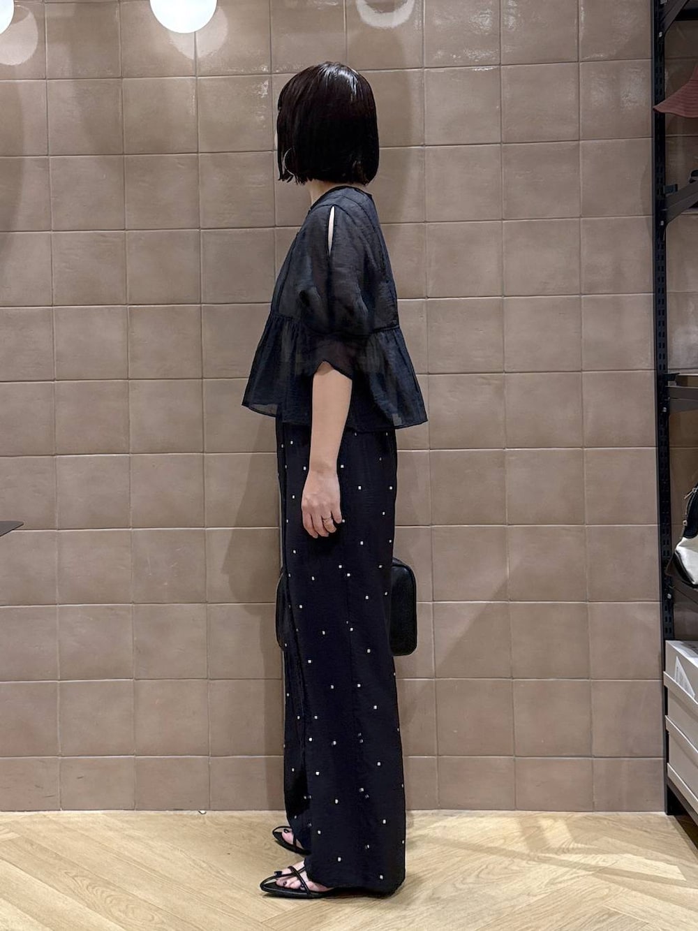 「体型カバー、着痩せ・細見え、カジュアル、ママコーデ、春コーデ、SNAP_apart by lowrys、骨格ウェーブ、高身長、apart by lowrys、ブラウス、カップ付きインナー、ワイドパンツ、サンダル、夏コーデ、ボストンバッグ」｜「A part byのソフトボストンバッグ（ボストンバッグ、ブラック系）」を使った、yoshiさん（レディース・164cm）の春コーディネートの5枚目の写真