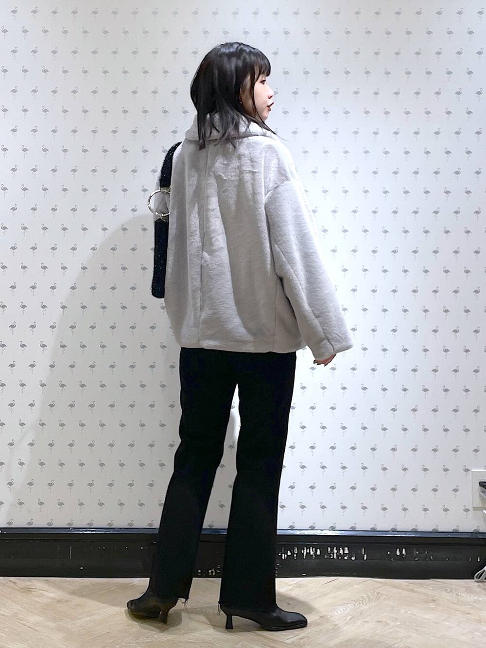 「秋コーデ、冬コーデ、体型カバー、着痩せ・細見え、カジュアル、ママコーデ、SNAP_apart by lowrys、高身長、apart by lowrys、e/rm、ジャケット、コート、デニムパンツ、ブーツ、ショートブーツ」｜「e/rmの【e/rm】ファージャケット（その他アウター、グレー系）」を使った、yoshiさん（レディース・164cm）の冬コーディネートの2枚目の写真