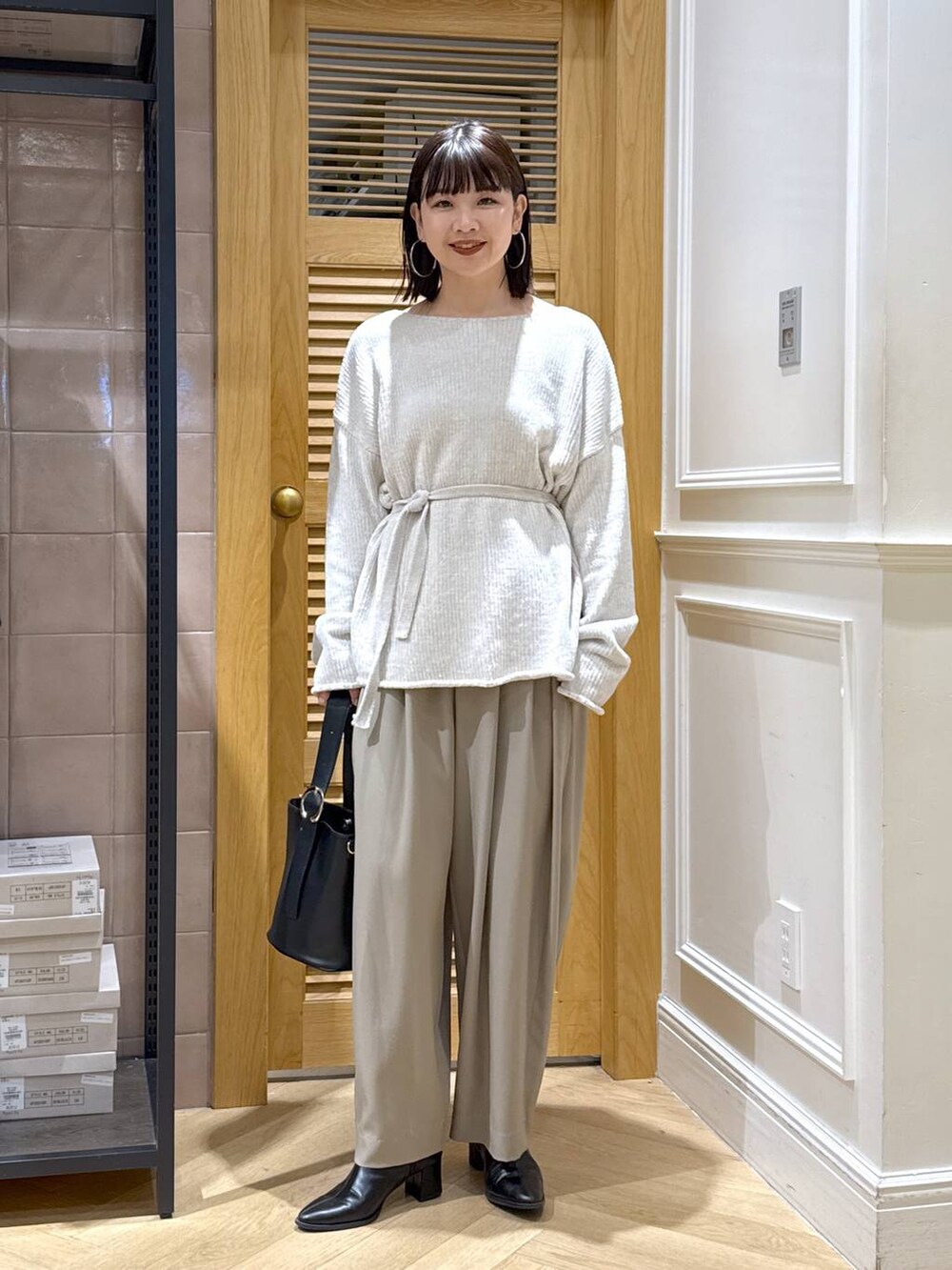 「体型カバー、着痩せ・細見え、カジュアル、ママコーデ、冬コーデ、SNAP_apart by lowrys、骨格ウェーブ、高身長、apart by lowrys、ニット、e/rm、スラックス、バッグ、ショートブーツ」｜「A part byのスラックスコクーンボリュームパンツ（スラックス、ベージュ系）」を使った、yoshiさん（レディース・164cm）の冬コーディネートの2枚目の写真