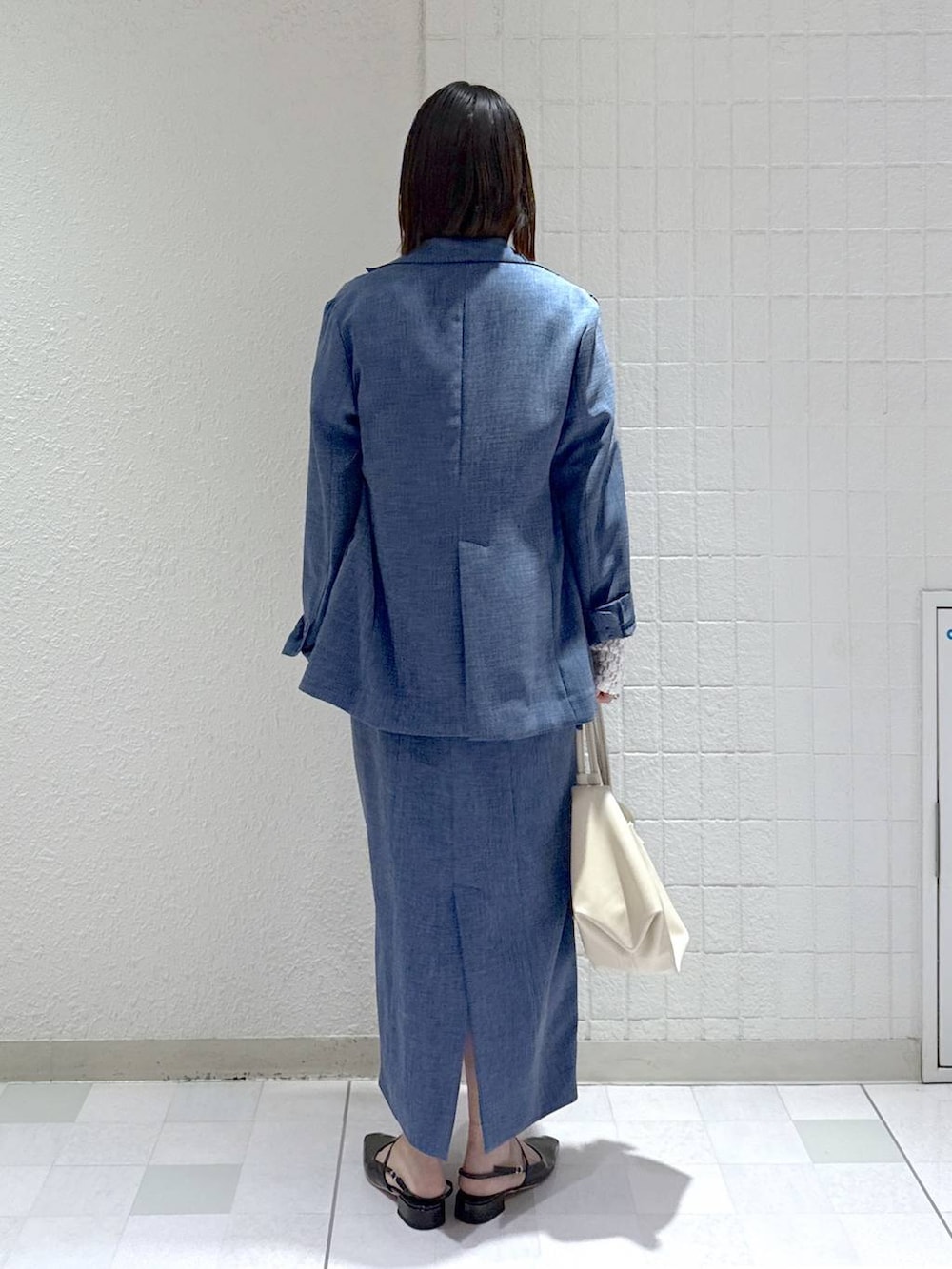 ホワイト系のTシャツ/カットソー、ブルー系のノーカラージャケット、ブルー系のワンピースを着用したレディースの春コーディネートの3枚目の写真