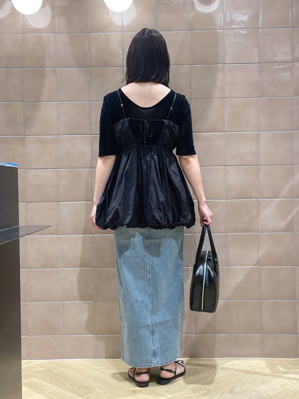 「体型カバー、着痩せ・細見え、カジュアル、ママコーデ、SNAP_apart by lowrys、骨格ウェーブ、高身長、apart by lowrys、ロングヘア、キャミソール、スカート、ロングスカート、バッグ、夏コーデ、サンダル」｜「A part byのペプラムバルンキャミソール（シャツ/ブラウス、ブラック系）」を使った、yoshiさん（レディース・164cm）の夏コーディネートの3枚目の写真