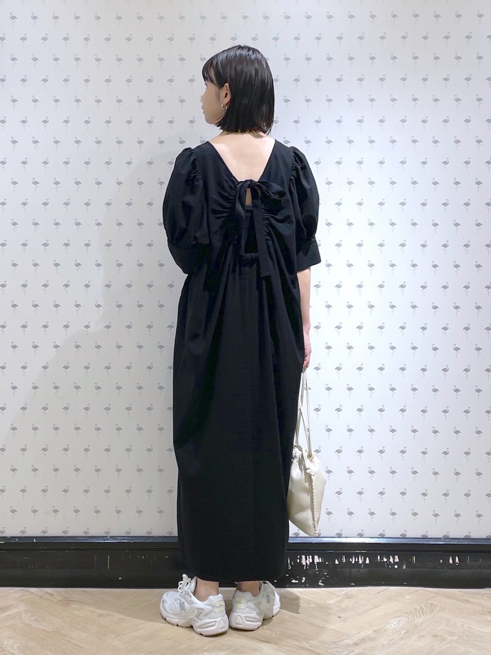 「ワンピース、ワンピーススタイル、ワンピース×スニーカー、ワンピースコーデ、スニーカー女子、巾着バッグ、ラクチンコーデ、オトナカジュアル、apartbylowrys、アパートバイローリーズ、30代コーデ、骨格ウェーブ、ママコーデ」｜「A part byのバックシャンワンピース（ワンピース、ブラック系）」を使った、yoshiさん（レディース・164cm）の春コーディネートの2枚目の写真