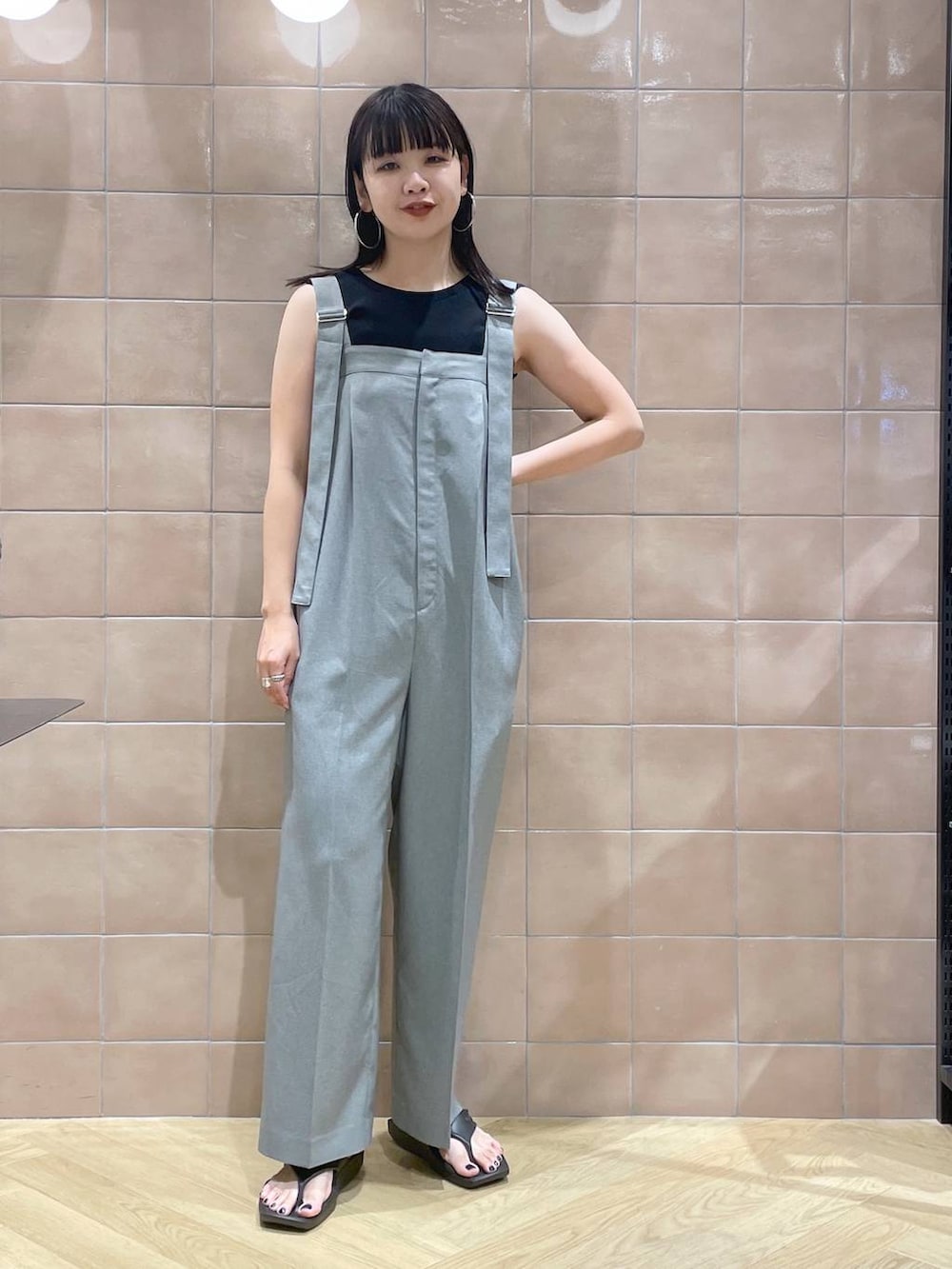 「サロペット、体型カバー、着痩せ・細見え、カジュアル、ママコーデ、夏コーデ、SNAP_apart by lowrys、骨格ウェーブ、高身長、apart by lowrys、タンクトップ、サンダル」｜「A part byの2WAYニット_ノースリーブ（タンクトップ、ブラック系）」を使った、yoshiさん（レディース・164cm）の春コーディネートの2枚目の写真