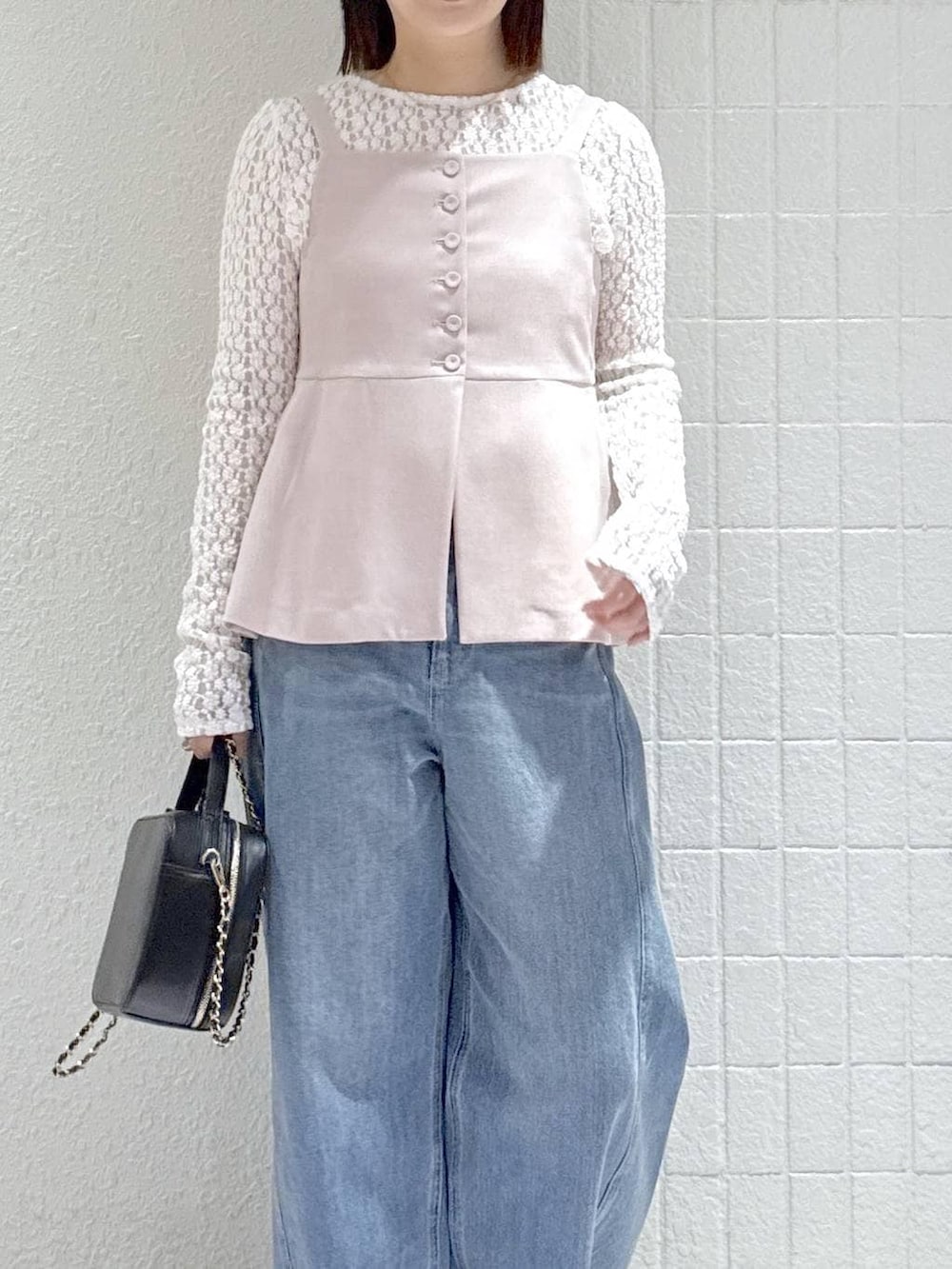 ブルー系のデニムパンツ、ホワイト系のTシャツ/カットソー、ピンク系のベストを着用したレディースの春コーディネートの5枚目の写真
