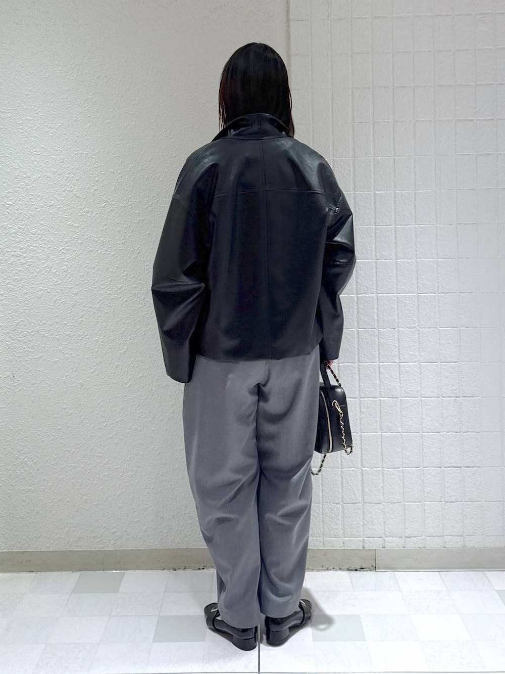 ホワイト系のタンクトップ、ブラック系のローファー、ブルー系のカーディガン/ボレロを着用したレディースの春コーディネートの3枚目の写真