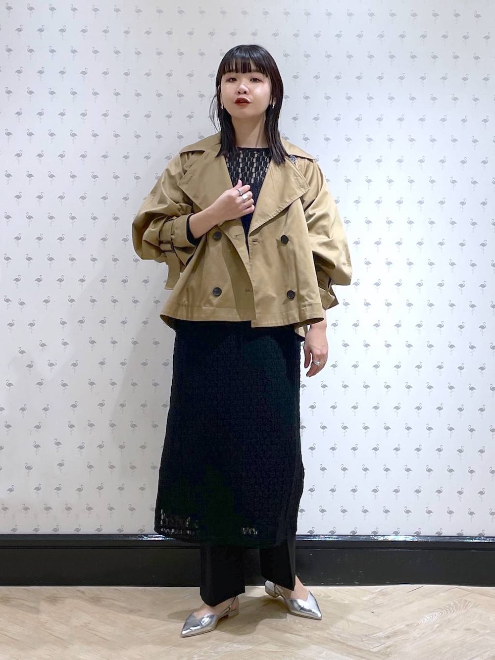 ブラック系のその他パンツ、ブラウン系のトレンチコート、シルバー系のパンプスを着用したレディースの冬コーディネートの2枚目の写真