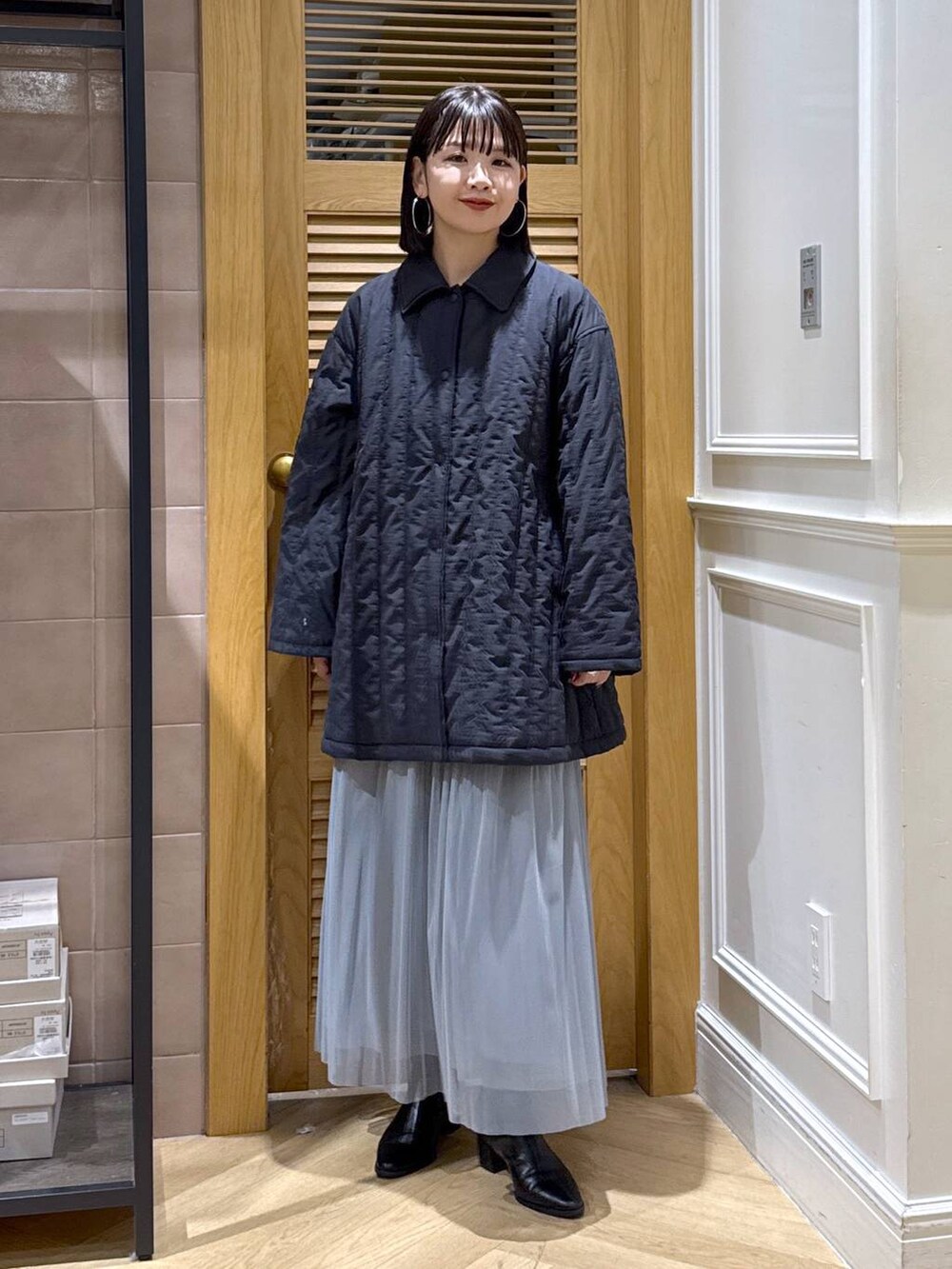 「体型カバー、着痩せ・細見え、カジュアル、ママコーデ、冬コーデ、SNAP_apart by lowrys、骨格ウェーブ、高身長、apart by lowrys、エアサーマル、冬アウター、チュールスカート、セールミックスコーデ_apart by lowrys、ショートブーツ」｜「A part byのラメチュールプリーツスカート（スカート、グレー系）」を使った、yoshiさん（レディース・164cm）の冬コーディネートの2枚目の写真