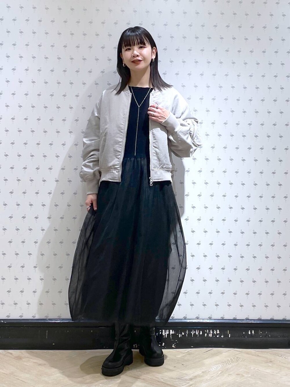 「体型カバー、着痩せ・細見え、カジュアル、ママコーデ、春コーデ、SNAP_apart by lowrys、高身長、apart by lowrys、MA-1、ワンピース、ネックレス、ブーツ、ショートブーツ、休日コーデ」｜「A part byのチュールニットドッキングワンピース（ワンピース、ブラック系）」を使った、yoshiさん（レディース・164cm）の冬コーディネートの2枚目の写真