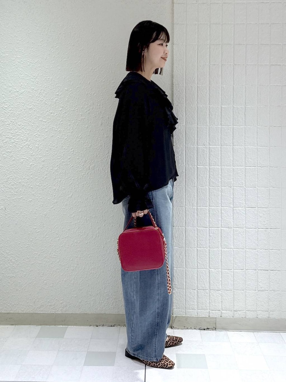 ブルー系のデニムパンツ、ブラック系のシャツ/ブラウス、ブラウン系のその他シューズを着用したレディースの冬コーディネートの3枚目の写真