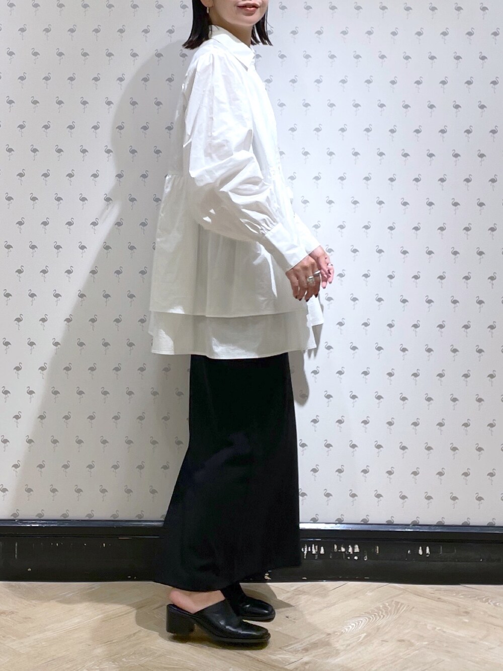 ブラック系のワンピース、ホワイト系のシャツ/ブラウスを着用したレディースの秋コーディネートの2枚目の写真