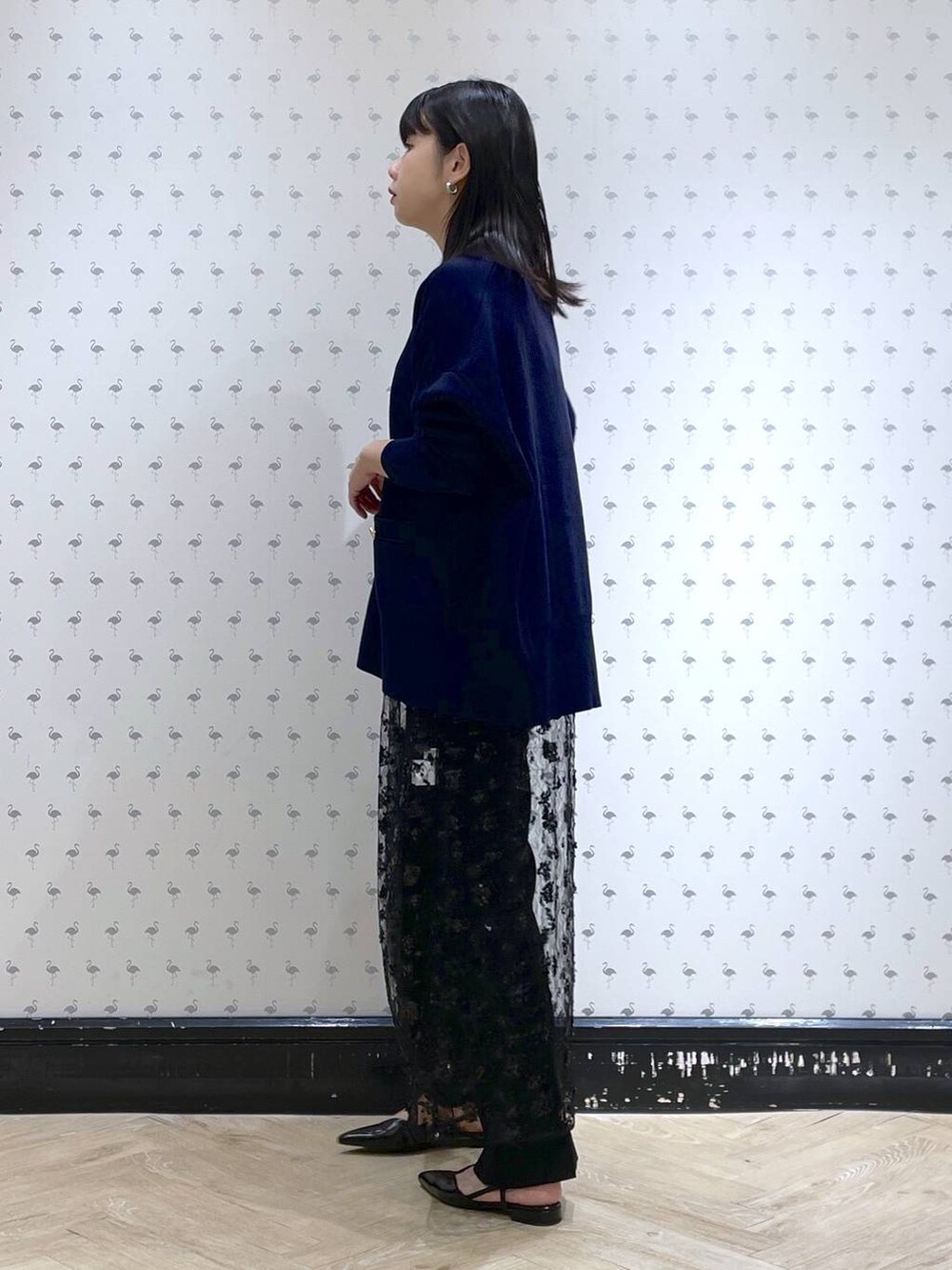 「体型カバー、着痩せ・細見え、スラックス、パンプス、きれいめ、休日コーデ、カジュアル、ママコーデ、春コーデ、SNAP_apart by lowrys、高身長、apart by lowrys、カーディガン、キャミワンピース、ワイドパンツ」｜「A part byのＣ＊ベスト＆フレアパンツセットアップ（パンツドレス、ブラック系）」を使った、yoshiさん（レディース・164cm）の冬コーディネートの4枚目の写真