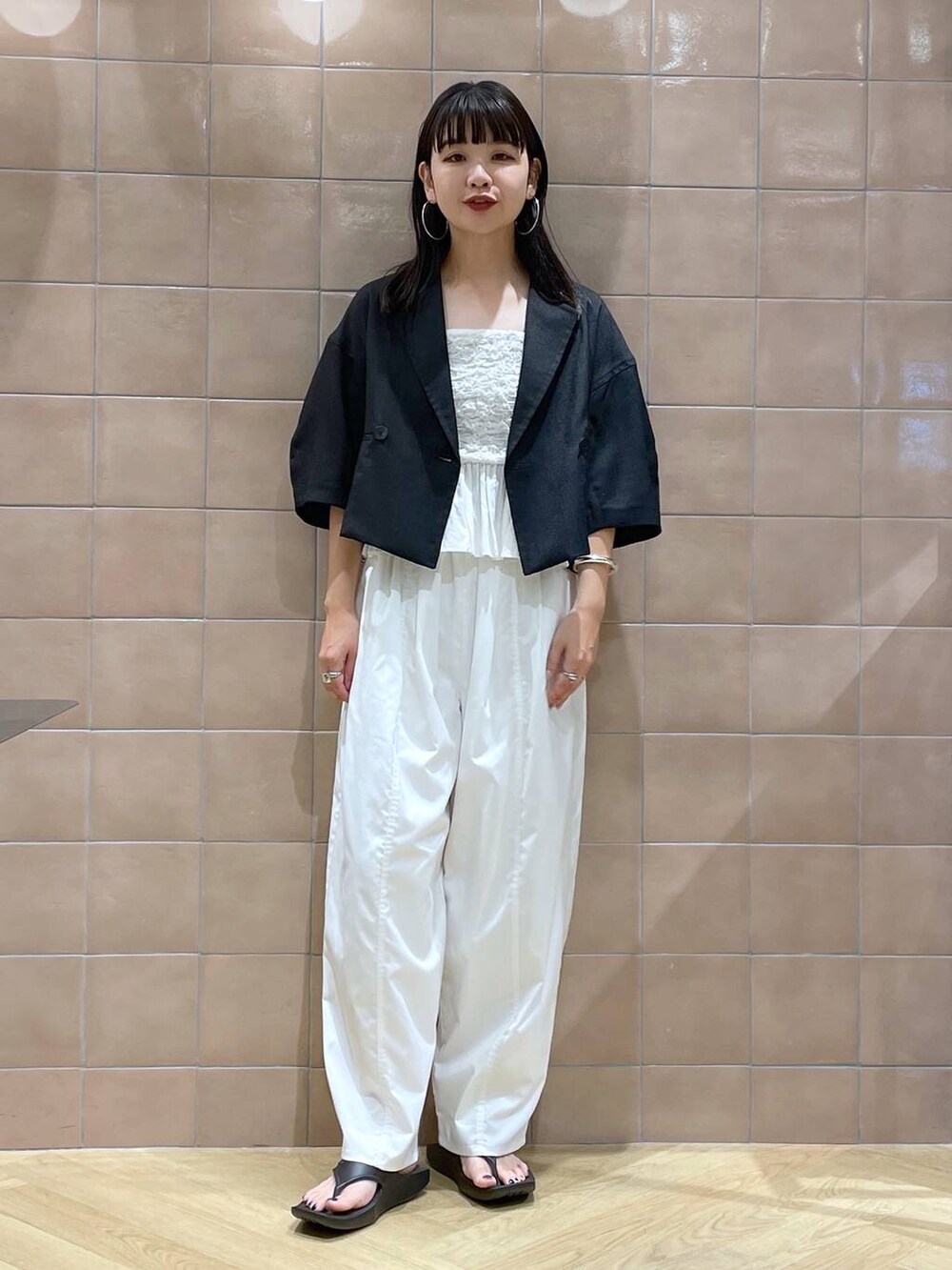 「体型カバー、着痩せ・細見え、カジュアル、ママコーデ、夏コーデ、SNAP_apart by lowrys、骨格ウェーブ、高身長、apart by lowrys、ジャケット、リネン・透けアイテム、セールミックスコーデ_apart by lowrys、ビスチェ、ワイドパンツ、サンダル」｜「A part byのイージーコクーンパンツ（その他パンツ、ホワイト系）」を使った、yoshiさん（レディース・164cm）の夏コーディネートの2枚目の写真