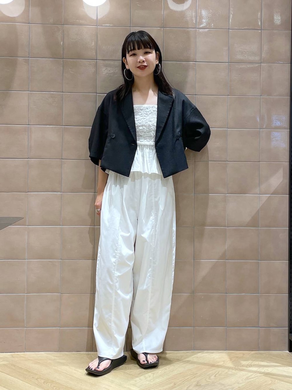 「体型カバー、着痩せ・細見え、カジュアル、ママコーデ、夏コーデ、SNAP_apart by lowrys、骨格ウェーブ、高身長、apart by lowrys、ジャケット、リネン・透けアイテム、セールミックスコーデ_apart by lowrys、ビスチェ、ワイドパンツ、サンダル」｜「A part byのイージーコクーンパンツ（その他パンツ、ホワイト系）」を使った、yoshiさん（レディース・164cm）の夏コーディネートの3枚目の写真