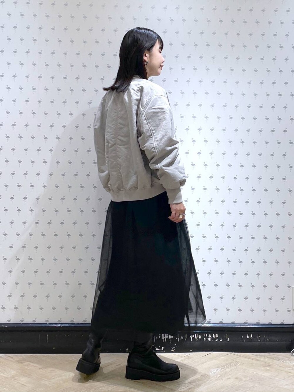「体型カバー、着痩せ・細見え、カジュアル、ママコーデ、春コーデ、SNAP_apart by lowrys、高身長、apart by lowrys、MA-1、ワンピース、ネックレス、ブーツ、ショートブーツ、休日コーデ」｜「A part byのチュールニットドッキングワンピース（ワンピース、ブラック系）」を使った、yoshiさん（レディース・164cm）の冬コーディネートの3枚目の写真