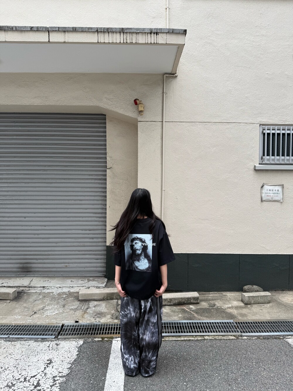 ブラック系のTシャツ/カットソーを着用したレディースの夏コーディネートの2枚目の写真