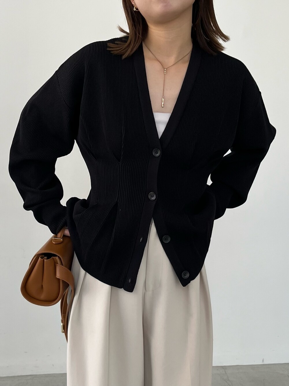 ブラック系のカーディガン/ボレロ、ホワイト系のその他パンツ、ブラック系のパンプスを着用したレディースの冬コーディネートの5枚目の写真