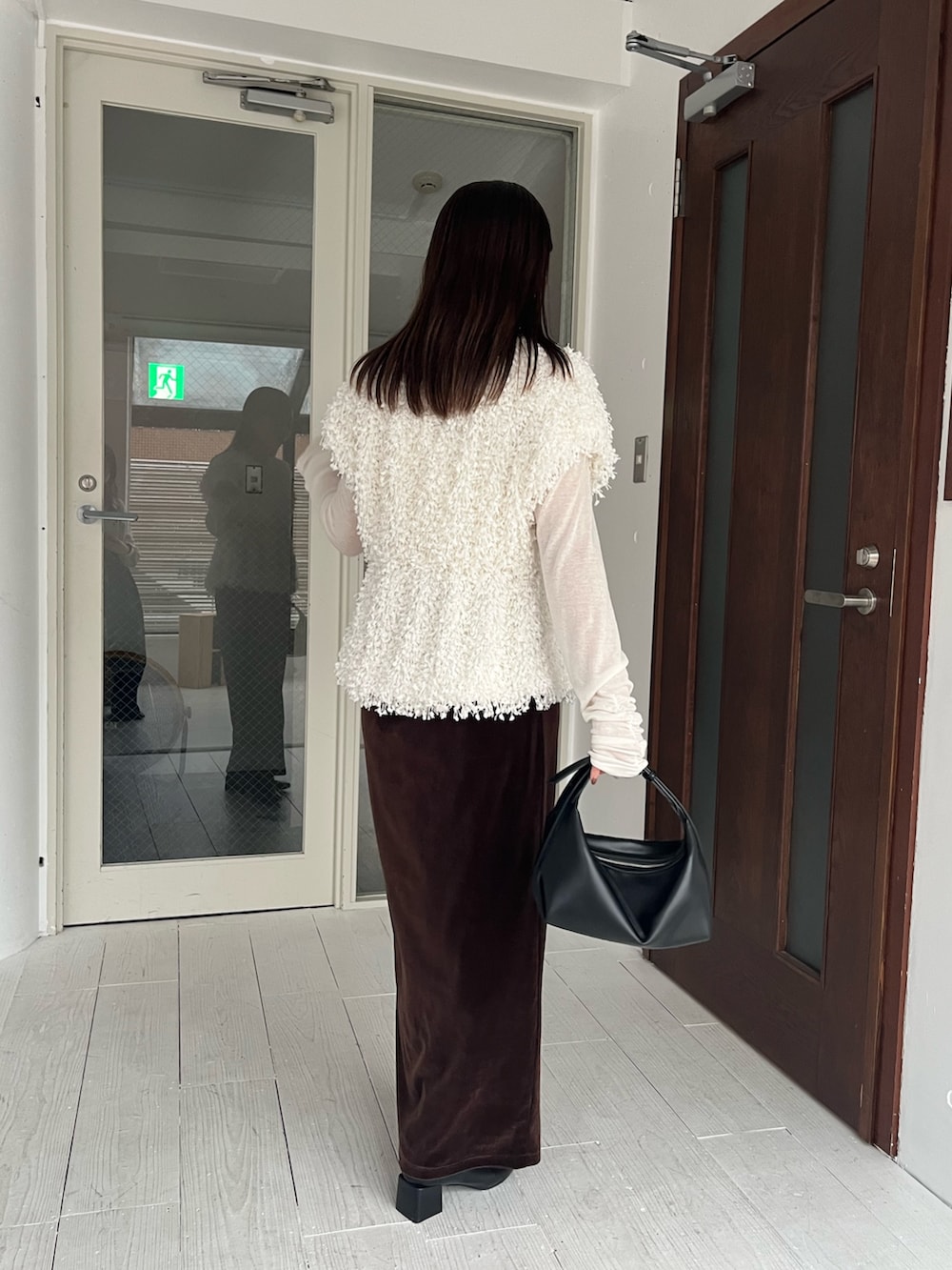 ホワイト系のTシャツ/カットソー、ホワイト系のシャツ/ブラウス、ブラウン系のスカートを着用したレディースの冬コーディネートの5枚目の写真