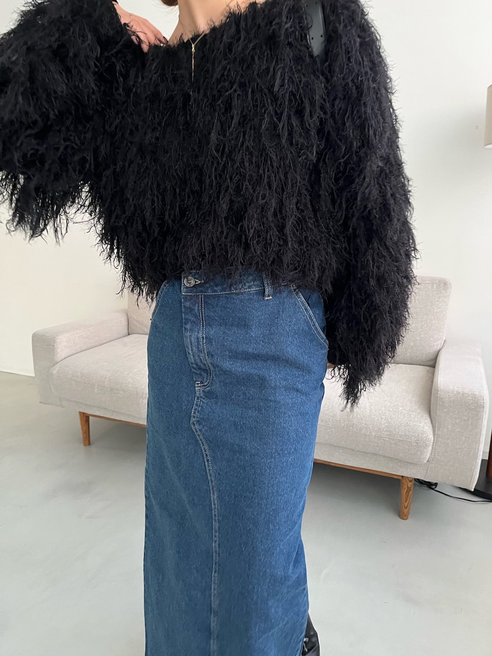 ブラック系のニット/セーター、ブラック系のショルダーバッグ、ブラック系のパンプスを着用したレディースの冬コーディネートの4枚目の写真