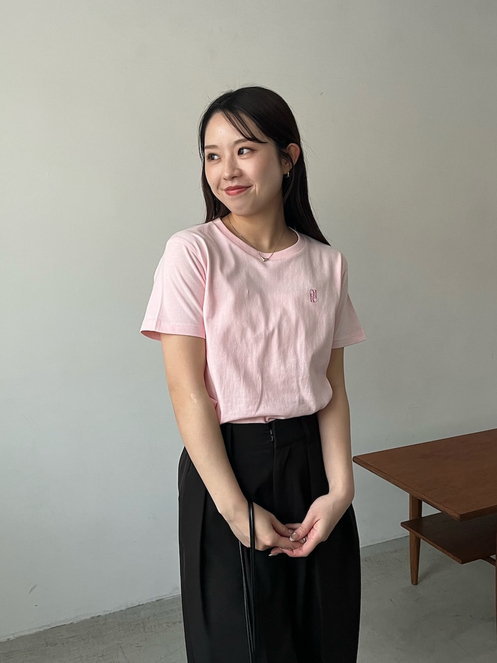 ピンク系のTシャツ/カットソー、ブラック系のその他パンツを着用したレディースの春コーディネートの3枚目の写真