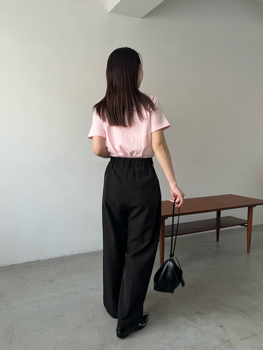 ピンク系のTシャツ/カットソー、ブラック系のその他パンツを着用したレディースの春コーディネートの5枚目の写真