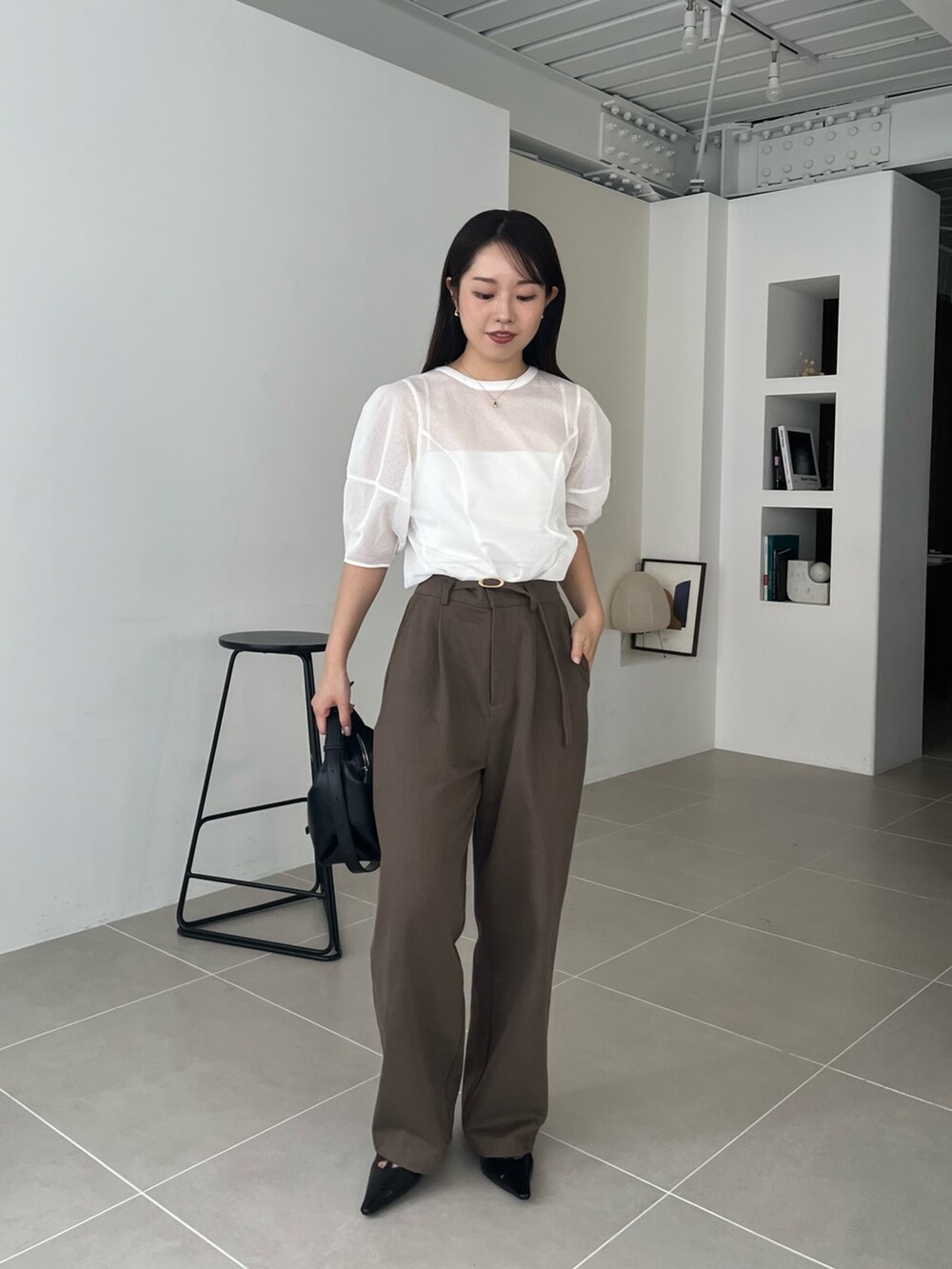 ホワイト系のシャツ/ブラウス、ブラウン系のその他パンツ、ブラック系のパンプスを着用したレディースの夏コーディネートの5枚目の写真