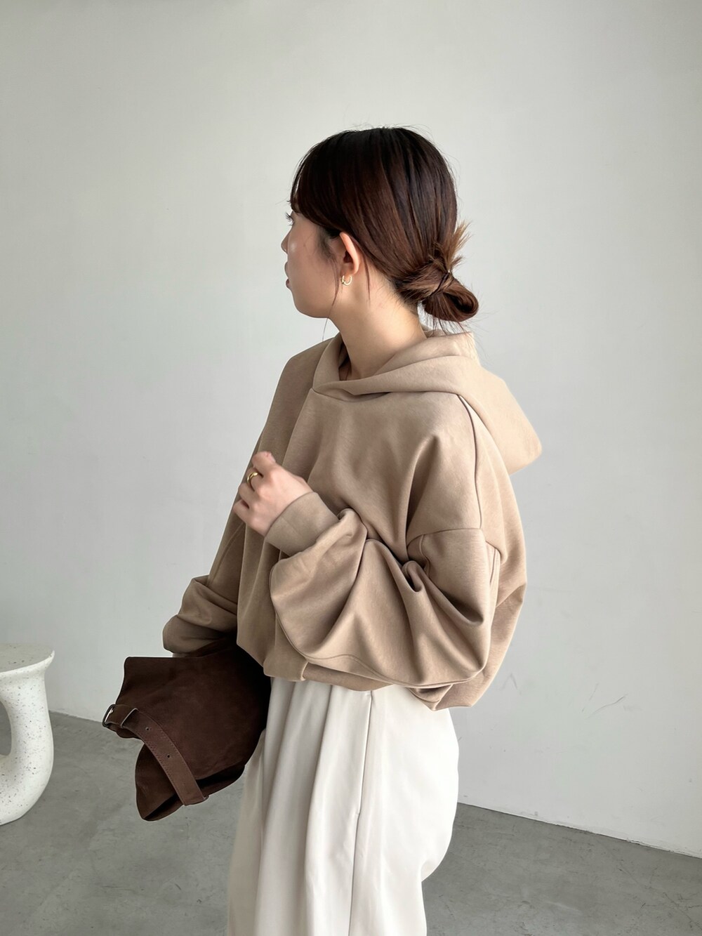 ベージュ系のTシャツ/カットソー、ブラック系のパンプス、ブラウン系のトートバッグを着用したレディースの秋コーディネートの5枚目の写真