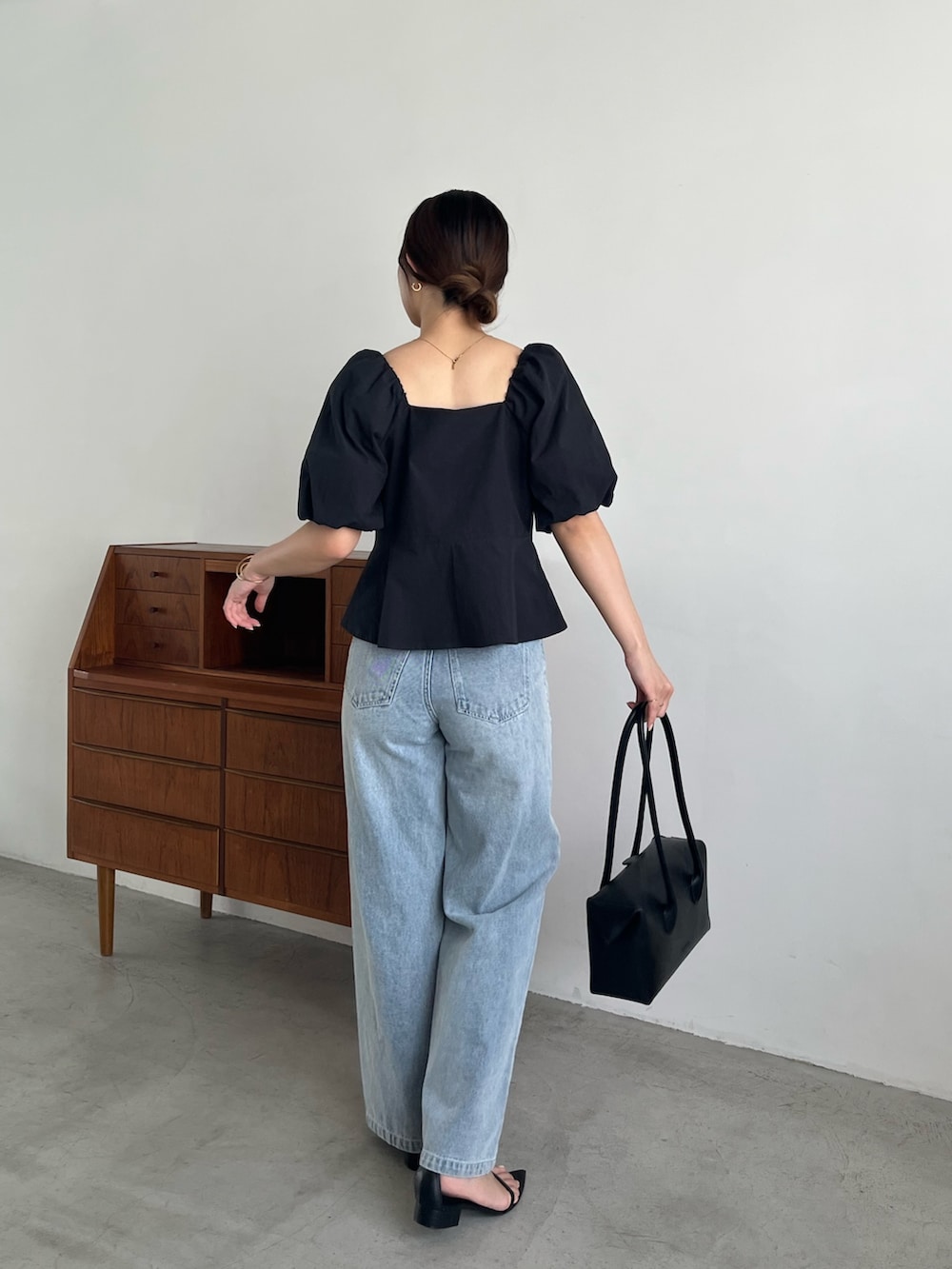 ブラック系のシャツ/ブラウス、ブルー系のデニムパンツ、ブラック系のサンダルを着用したレディースの夏コーディネートの4枚目の写真