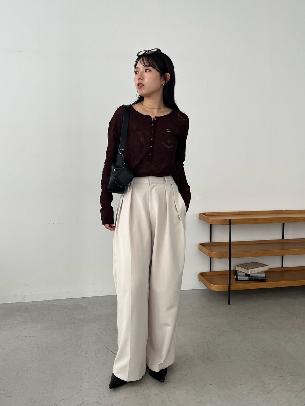 ブラウン系のニット/セーター、ホワイト系のその他パンツ、ブラック系のパンプスを着用したレディースの夏コーディネートの3枚目の写真