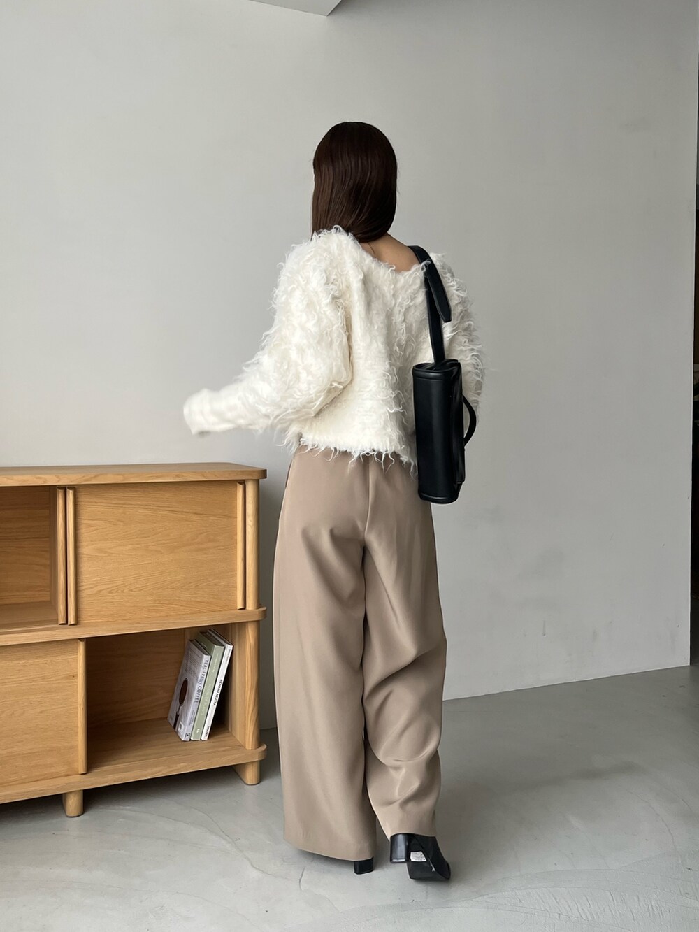ホワイト系のカーディガン/ボレロ、ベージュ系のその他パンツ、ブラック系のショルダーバッグを着用したレディースの秋コーディネートの4枚目の写真