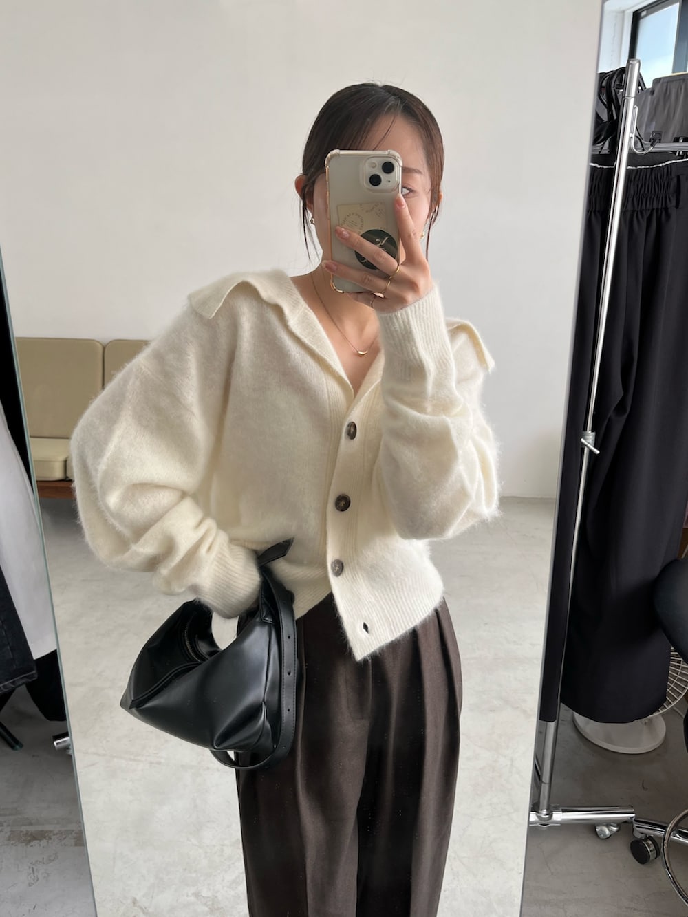 ホワイト系のカーディガン/ボレロ、ブラウン系のその他パンツ、ブラック系のパンプスを着用したレディースの秋コーディネートの4枚目の写真