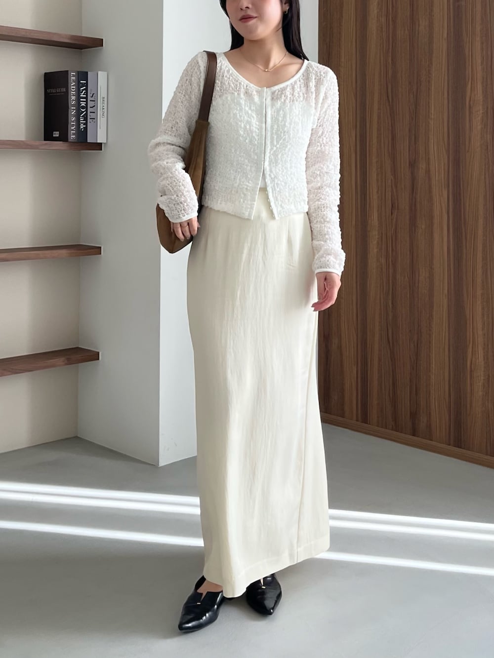 ホワイト系のシャツ/ブラウス、ホワイト系のスカート、ブラック系のパンプスを着用したレディースの春コーディネートの3枚目の写真