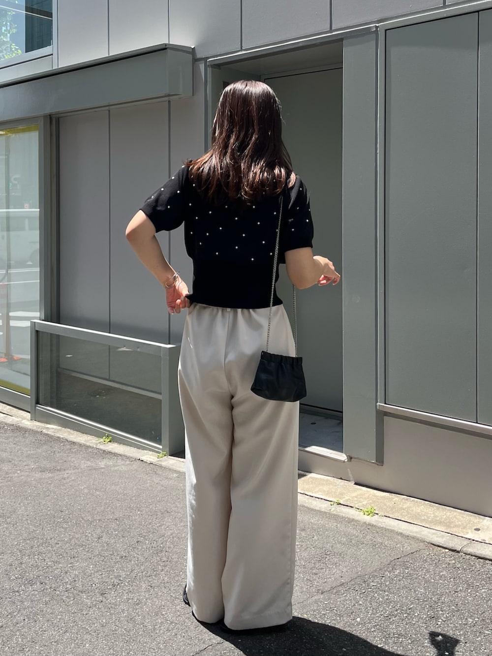 ブラック系のカーディガン/ボレロ、ブラック系のサンダル、ホワイト系のその他パンツを着用したレディースの夏コーディネートの5枚目の写真