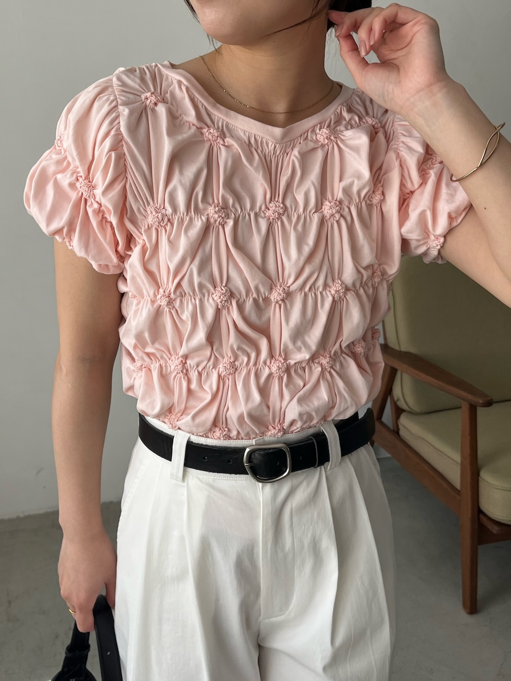 ピンク系のTシャツ/カットソー、ホワイト系のその他パンツ、ブラック系のサンダルを着用したレディースの春コーディネートの5枚目の写真