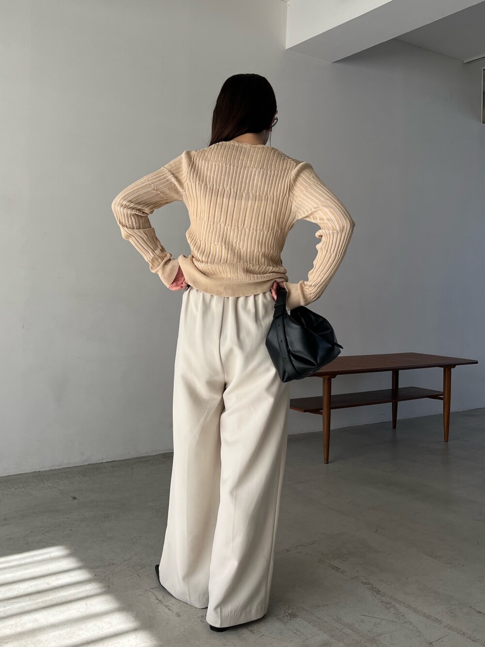 ホワイト系のその他パンツ、ブラック系のショルダーバッグ、ベージュ系のカーディガン/ボレロを着用したレディースの春コーディネートの6枚目の写真