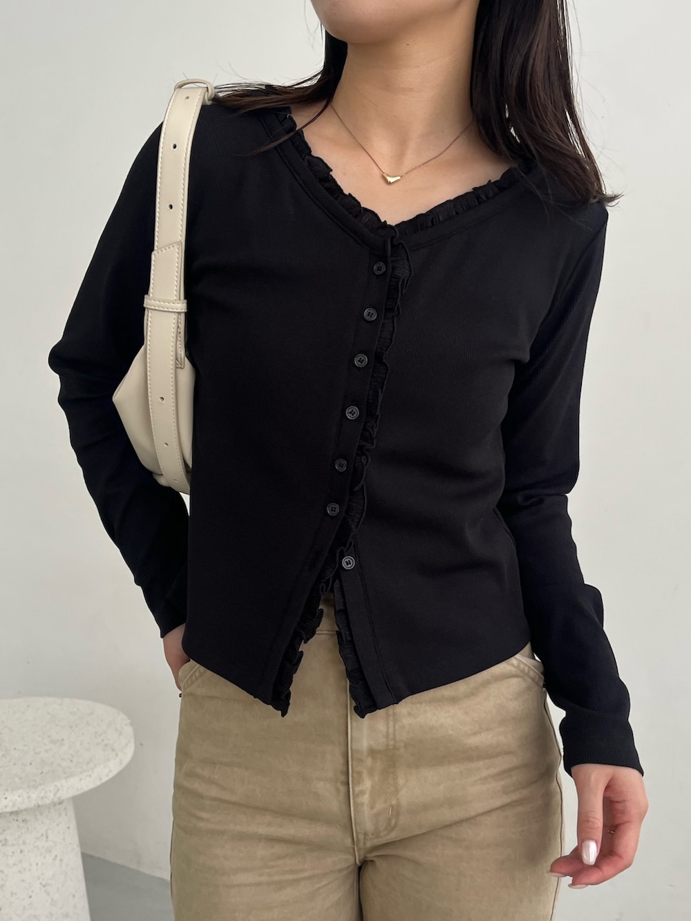 ブラック系のTシャツ/カットソー、ベージュ系のその他パンツ、ブラック系のその他シューズを着用したレディースの秋コーディネートの4枚目の写真