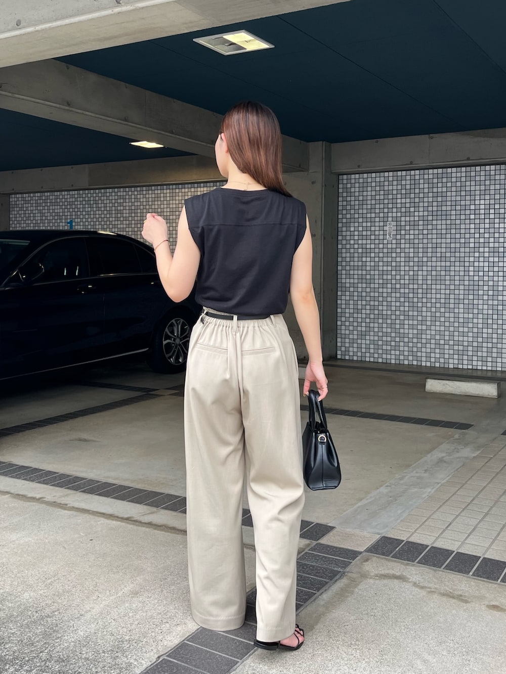 ブラック系のTシャツ/カットソー、ベージュ系のその他パンツ、ブラック系のショルダーバッグを着用したレディースの夏コーディネートの4枚目の写真