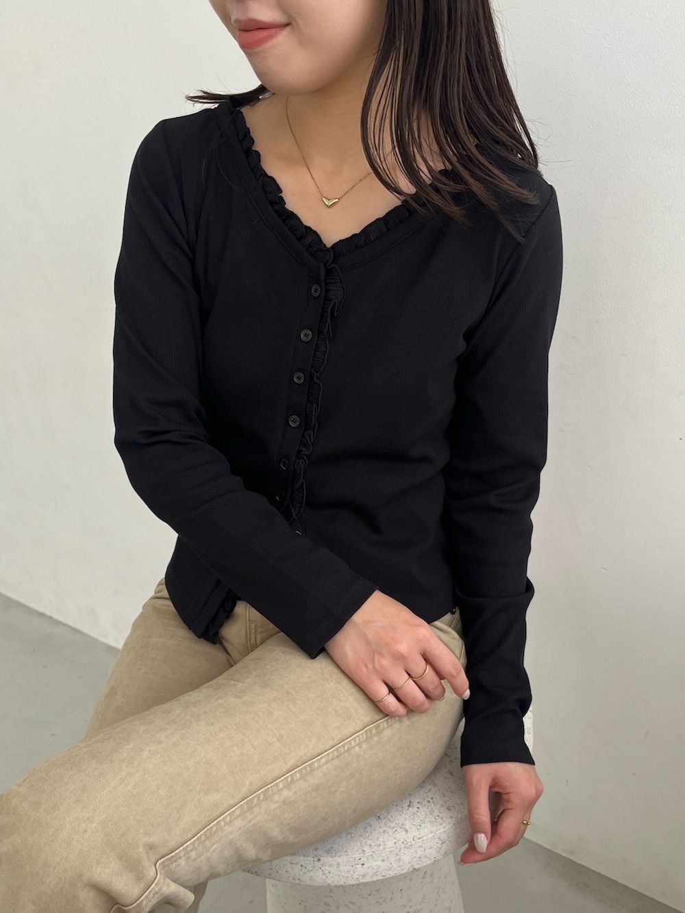ブラック系のTシャツ/カットソー、ベージュ系のその他パンツ、ブラック系のその他シューズを着用したレディースの秋コーディネートの2枚目の写真