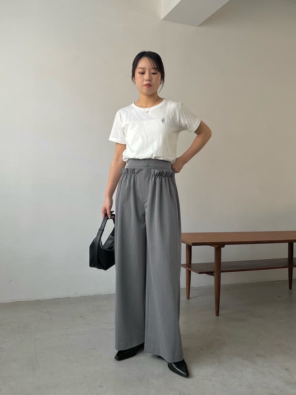 ホワイト系のTシャツ/カットソー、グレー系のその他パンツ、ブラック系のローファーを着用したレディースの春コーディネートの2枚目の写真